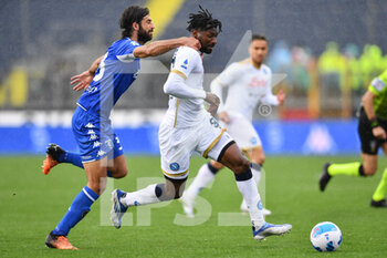 2022-04-24 - André-Frank Zambo Anguissa (SSC Napoli) and Sebastiano Luperto (Empoli FC) - EMPOLI FC VS SSC NAPOLI - ITALIAN SERIE A - SOCCER