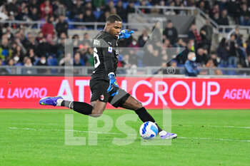 2022-04-24 - Mike Maignan (AC Milan) during the Italian Football Championship League A 2021/2022 match between SS Lazio vs AC Milan at the Olimpic Stadium in Rome on 24 April 2022. - SS LAZIO VS AC MILAN - ITALIAN SERIE A - SOCCER