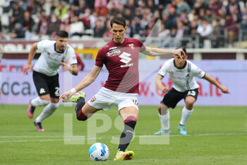 2022-04-23 - Sasa Lukic (Torino FC) about to kick the ball - TORINO FC VS SPEZIA CALCIO - ITALIAN SERIE A - SOCCER