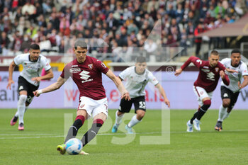 2022-04-23 - Sasa Lukic (Torino FC) scores the penalty - TORINO FC VS SPEZIA CALCIO - ITALIAN SERIE A - SOCCER