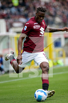 2022-04-23 - Wilfred Singo (Torino FC) about to kick the ball - TORINO FC VS SPEZIA CALCIO - ITALIAN SERIE A - SOCCER