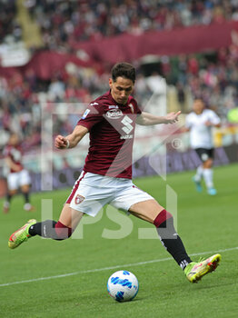 2022-04-23 - Sasa Lukic (Torino FC) about to kick the ball - TORINO FC VS SPEZIA CALCIO - ITALIAN SERIE A - SOCCER