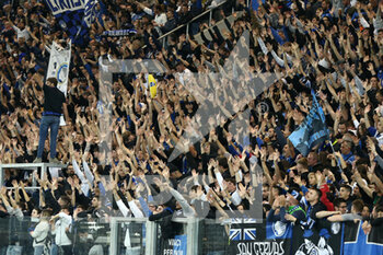 2022-05-02 - Atalanta BC fans clap their hands - ATALANTA BC VS US SALERNITANA - ITALIAN SERIE A - SOCCER