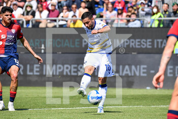 2022-04-30 - Gianluca Caprari of Hellas Verona FC, Goal - CAGLIARI CALCIO VS HELLAS VERONA FC - ITALIAN SERIE A - SOCCER