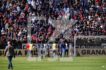 2022-04-30 - Cagliari Calcio Squadra con Tifosi, Fans, Supporters of Cagliari Calcio, Postgame, Polemiche, Contestazione - CAGLIARI CALCIO VS HELLAS VERONA FC - ITALIAN SERIE A - SOCCER