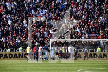 2022-04-30 - Cagliari Calcio Squadra con Tifosi, Fans, Supporters of Cagliari Calcio, Postgame, Polemiche, Contestazione - CAGLIARI CALCIO VS HELLAS VERONA FC - ITALIAN SERIE A - SOCCER
