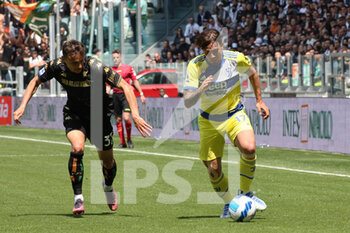 2022-05-01 - Luca Pellegrini (Juventus FC) controlling the ball - JUVENTUS FC VS VENEZIA FC - ITALIAN SERIE A - SOCCER