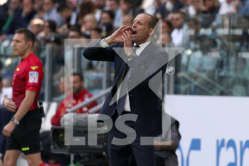 2022-05-01 - Juventus FC head coach Massimiliano Allegri shouting directions to the Juventus team players - JUVENTUS FC VS VENEZIA FC - ITALIAN SERIE A - SOCCER