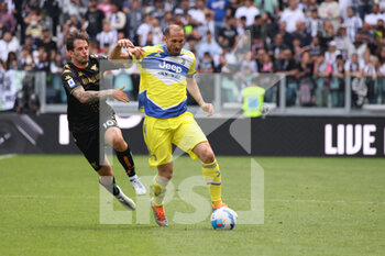 2022-05-01 - Giorgio Chiellini (Juventus FC) controlling the ball and maintaining possesion against Mattia Aramu (Venezia FC) - JUVENTUS FC VS VENEZIA FC - ITALIAN SERIE A - SOCCER