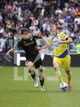 2022-05-01 - Giorgio Chiellini (Juventus FC) controlling the ball and trying to maintain possesion against Mattia Aramu (Venezia FC) - JUVENTUS FC VS VENEZIA FC - ITALIAN SERIE A - SOCCER