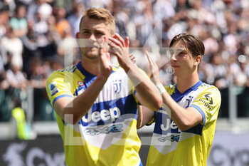 2022-05-01 - Fabio Miretti (Juventus FC) and Matthijs De Ligt (Juventus FC) clapping their hands at the end of the match - JUVENTUS FC VS VENEZIA FC - ITALIAN SERIE A - SOCCER