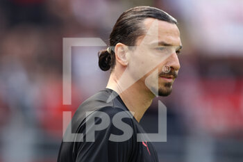 2022-05-01 - Zlatan Ibrahimovic (AC Milan) looks on - AC MILAN VS ACF FIORENTINA - ITALIAN SERIE A - SOCCER