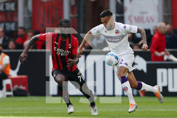 2022-05-01 - Nicolas Gonzalez (ACF Fiorentina) and Franck Kessie (AC Milan) battle for the ball - AC MILAN VS ACF FIORENTINA - ITALIAN SERIE A - SOCCER