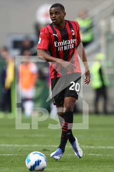 2022-05-01 - Pierre Kalulu (AC Milan) in action - AC MILAN VS ACF FIORENTINA - ITALIAN SERIE A - SOCCER