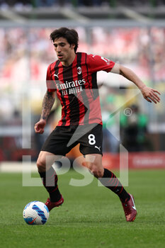 2022-05-01 - Sandro Tonali (AC Milan) in action - AC MILAN VS ACF FIORENTINA - ITALIAN SERIE A - SOCCER