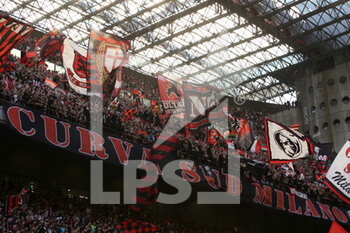 2022-05-01 - AC Milan supporters sing and wave flags to celebrate the win - AC MILAN VS ACF FIORENTINA - ITALIAN SERIE A - SOCCER