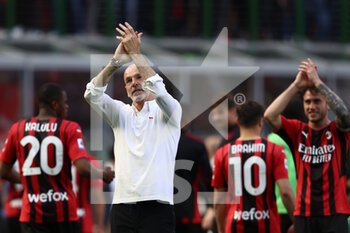 2022-05-01 - Stefano Pioli (AC Milan) greets fans - AC MILAN VS ACF FIORENTINA - ITALIAN SERIE A - SOCCER
