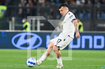 2022-05-01 - Gary Medel (Bologna FC) during the Italian Football Championship League A 2021/2022 match between AS Roma vs Bologna FC at the Olimpic Stadium in Rome  on 01 May 2022. - AS ROMA VS BOLOGNA FC - ITALIAN SERIE A - SOCCER