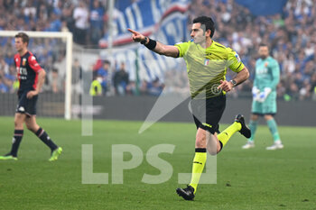 2022-04-30 - The Referee of the match Fabio Maresca to Naples, after consulting the var, he assigns the penalty kick to Genoa - UC SAMPDORIA VS GENOA CFC - ITALIAN SERIE A - SOCCER