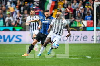 2022-05-01 - Udinese's Isaac Success in action against Inter's Roberto Gagliardini - UDINESE CALCIO VS INTER - FC INTERNAZIONALE - ITALIAN SERIE A - SOCCER