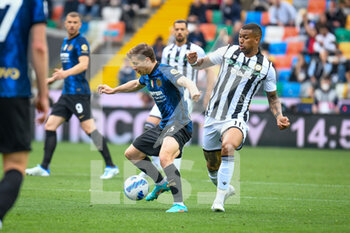 2022-05-01 - Inter's Nicolò Barella in action against Udinese's Walace Souza Silva - UDINESE CALCIO VS INTER - FC INTERNAZIONALE - ITALIAN SERIE A - SOCCER