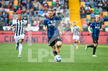 2022-05-01 - Inter's Milan Skriniar carries the ball - UDINESE CALCIO VS INTER - FC INTERNAZIONALE - ITALIAN SERIE A - SOCCER