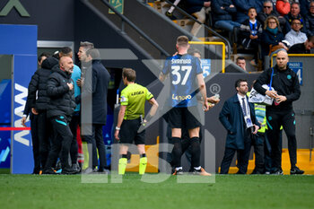 2022-05-01 - The referee of the match Daniele Chiffi at VAR monitor - UDINESE CALCIO VS INTER - FC INTERNAZIONALE - ITALIAN SERIE A - SOCCER