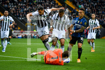 2022-05-01 - Udinese's Marco Silvestri saves a goal from Inter's Lautaro Martínez hindered by Udinese's Pablo Mari' and Udinese's Walace Souza Silva - UDINESE CALCIO VS INTER - FC INTERNAZIONALE - ITALIAN SERIE A - SOCCER
