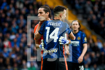 2022-05-01 - Hug between Inter's Ivan Perisic and Udinese's Marco Silvestri - UDINESE CALCIO VS INTER - FC INTERNAZIONALE - ITALIAN SERIE A - SOCCER