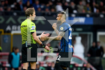 2022-05-01 - Disappointment of Inter's Arturo Vidal after his goal was canceled with the referee of the match Daniele Chiffi - UDINESE CALCIO VS INTER - FC INTERNAZIONALE - ITALIAN SERIE A - SOCCER