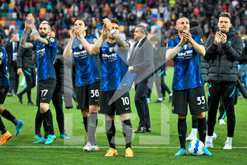 2022-05-01 - Inter players greet supporters - UDINESE CALCIO VS INTER - FC INTERNAZIONALE - ITALIAN SERIE A - SOCCER