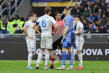 2022-05-06 - Referee Gianluca Manganiello talks to Players of Empoli FC during the Serie A 2021/22 football match between FC Internazionale and Empoli FC at Giuseppe Meazza Stadium, Milan, Italy on May 06, 2022 - INTER - FC INTERNAZIONALE VS EMPOLI FC - ITALIAN SERIE A - SOCCER