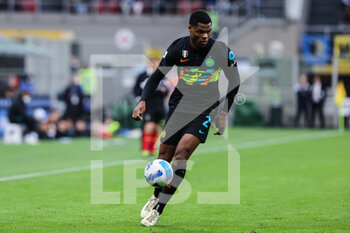2022-05-06 - Denzel Dumfries of FC Internazionale in action during the Serie A 2021/22 football match between FC Internazionale and Empoli FC at Giuseppe Meazza Stadium, Milan, Italy on May 06, 2022 - INTER - FC INTERNAZIONALE VS EMPOLI FC - ITALIAN SERIE A - SOCCER