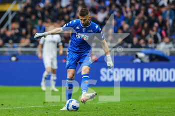 2022-05-06 - Guglielmo Vicario of Empoli FC in action during the Serie A 2021/22 football match between FC Internazionale and Empoli FC at Giuseppe Meazza Stadium, Milan, Italy on May 06, 2022 - INTER - FC INTERNAZIONALE VS EMPOLI FC - ITALIAN SERIE A - SOCCER
