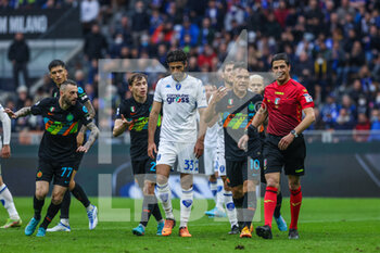 2022-05-06 - Lautaro Martinez of FC Internazionale protests with Referee Gianluca Manganiello during the Serie A 2021/22 football match between FC Internazionale and Empoli FC at Giuseppe Meazza Stadium, Milan, Italy on May 06, 2022 - INTER - FC INTERNAZIONALE VS EMPOLI FC - ITALIAN SERIE A - SOCCER