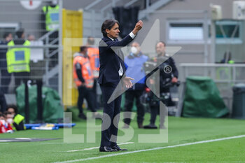 2022-05-06 - Simone Inzaghi Head Coach of FC Internazionale gestures during the Serie A 2021/22 football match between FC Internazionale and Empoli FC at Giuseppe Meazza Stadium, Milan, Italy on May 06, 2022 - INTER - FC INTERNAZIONALE VS EMPOLI FC - ITALIAN SERIE A - SOCCER