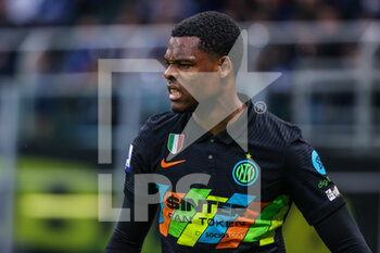 2022-05-06 - Denzel Dumfries of FC Internazionale reacts during the Serie A 2021/22 football match between FC Internazionale and Empoli FC at Giuseppe Meazza Stadium, Milan, Italy on May 06, 2022 - INTER - FC INTERNAZIONALE VS EMPOLI FC - ITALIAN SERIE A - SOCCER