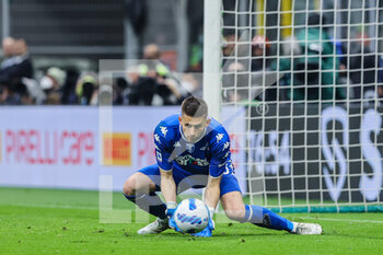 2022-05-06 - Guglielmo Vicario of Empoli FC in action during the Serie A 2021/22 football match between FC Internazionale and Empoli FC at Giuseppe Meazza Stadium, Milan, Italy on May 06, 2022 - INTER - FC INTERNAZIONALE VS EMPOLI FC - ITALIAN SERIE A - SOCCER