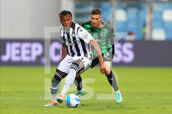 2022-05-07 - Matheus Henrique of US SASSUOLO competes for the ball with Iyenoma Udogie of UDINESE CALCIO during the Serie A match between US Sassuolo and Udinese Calcio at Mapei Stadium-Città del Tricolore on May 7, 2022 in Reggio Emilia, Italy. - US SASSUOLO VS UDINESE CALCIO - ITALIAN SERIE A - SOCCER