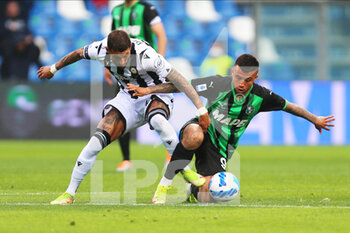 2022-05-07 - Matheus Henrique of US SASSUOLO competes for the ball with Roberto Pereyra of UDINESE CALCIO during the Serie A match between US Sassuolo and Udinese Calcio at Mapei Stadium-Città del Tricolore on May 7, 2022 in Reggio Emilia, Italy. - US SASSUOLO VS UDINESE CALCIO - ITALIAN SERIE A - SOCCER