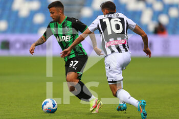 2022-05-07 - Matheus Henrique of US SASSUOLO in action during the Serie A match between US Sassuolo and Udinese Calcio at Mapei Stadium-Città del Tricolore on May 7, 2022 in Reggio Emilia, Italy. - US SASSUOLO VS UDINESE CALCIO - ITALIAN SERIE A - SOCCER