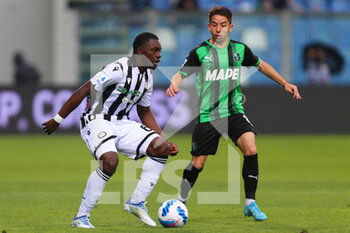 2022-05-07 - Jean Victor Makengo of UDINESE CALCIO in action during the Serie A match between US Sassuolo and Udinese Calcio at Mapei Stadium-Città del Tricolore on May 7, 2022 in Reggio Emilia, Italy. - US SASSUOLO VS UDINESE CALCIO - ITALIAN SERIE A - SOCCER