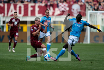2022-05-07 - Dennis Praet of Torino Fc and Kalidou Koulibaly (Ssc Napoli) during the Italian Serie A, football match between Torino FC and Ssc Napoli, on 07 of May 2022 at Grande Torino stadium in Torino, Italy Italy. Photo Nderim KACELI - TORINO FC VS SSC NAPOLI - ITALIAN SERIE A - SOCCER