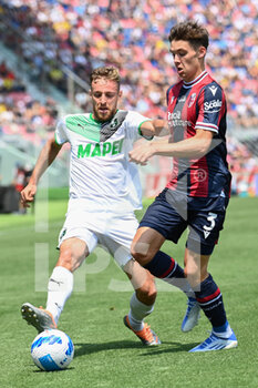 2022-05-15 - Davide Frattesi (Sassuolo) in action against Aaron Hickey (Bologna) - BOLOGNA FC VS US SASSUOLO - ITALIAN SERIE A - SOCCER