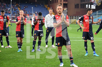 2022-05-21 - genoa players at the end of the game under the stands of the fans - GENOA CFC VS BOLOGNA FC - ITALIAN SERIE A - SOCCER
