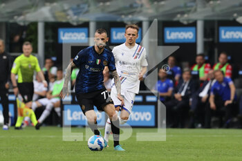 2022-05-22 - Marcelo Brozovic of FC Internazionale in action during the Serie A 2021/22 football match between FC Internazionale and UC Sampdoria at Giuseppe Meazza Stadium, Milan, Italy on May 22, 2022 - INTER - FC INTERNAZIONALE VS UC SAMPDORIA - ITALIAN SERIE A - SOCCER