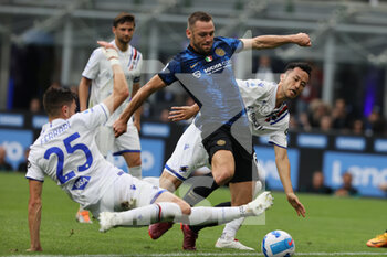 2022-05-22 - Stefan de Vrij of FC Internazionale in action during the Serie A 2021/22 football match between FC Internazionale and UC Sampdoria at Giuseppe Meazza Stadium, Milan, Italy on May 22, 2022 - INTER - FC INTERNAZIONALE VS UC SAMPDORIA - ITALIAN SERIE A - SOCCER