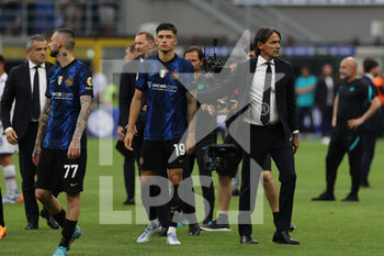 2022-05-22 - Simone Inzaghi Head Coach of FC Internazionale greets the fans during the Serie A 2021/22 football match between FC Internazionale and UC Sampdoria at Giuseppe Meazza Stadium, Milan, Italy on May 22, 2022 - INTER - FC INTERNAZIONALE VS UC SAMPDORIA - ITALIAN SERIE A - SOCCER
