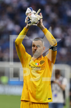 2022-05-22 - Samir Handanovic of FC Internazionale greets the fans during the Serie A 2021/22 football match between FC Internazionale and UC Sampdoria at Giuseppe Meazza Stadium, Milan, Italy on May 22, 2022 - INTER - FC INTERNAZIONALE VS UC SAMPDORIA - ITALIAN SERIE A - SOCCER