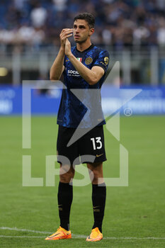 2022-05-22 - Andrea Ranocchia of FC Internazionale greets the fans during the Serie A 2021/22 football match between FC Internazionale and UC Sampdoria at Giuseppe Meazza Stadium, Milan, Italy on May 22, 2022 - INTER - FC INTERNAZIONALE VS UC SAMPDORIA - ITALIAN SERIE A - SOCCER